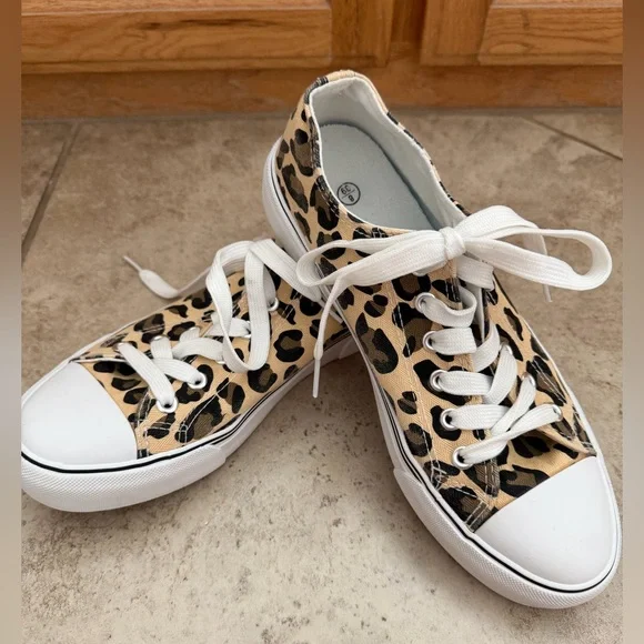 Leopard Print Canvas Low Top Sneakers, Size 8 - Picture 2 of 8
